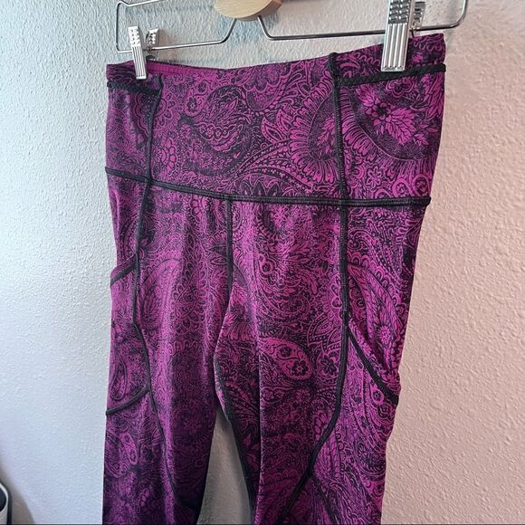 Lululemon Outrun 17" Crop Antique Paisley Deep Fuschia Black / Black - Picture 6 of 9